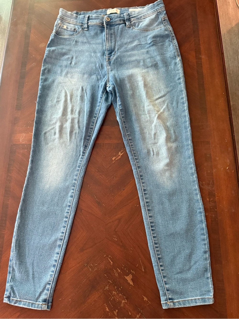 Women’s curvy Jeans in Light Blue Wash